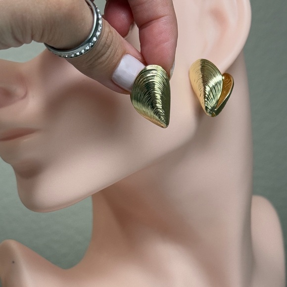 NEW | 18K Gold Plated Elegant Earrings - Picture 5 of 6